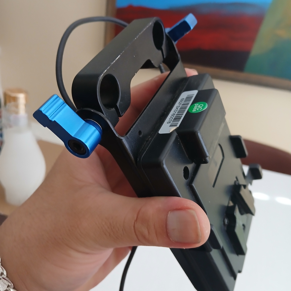 Black and Blue VR Headset Mount
